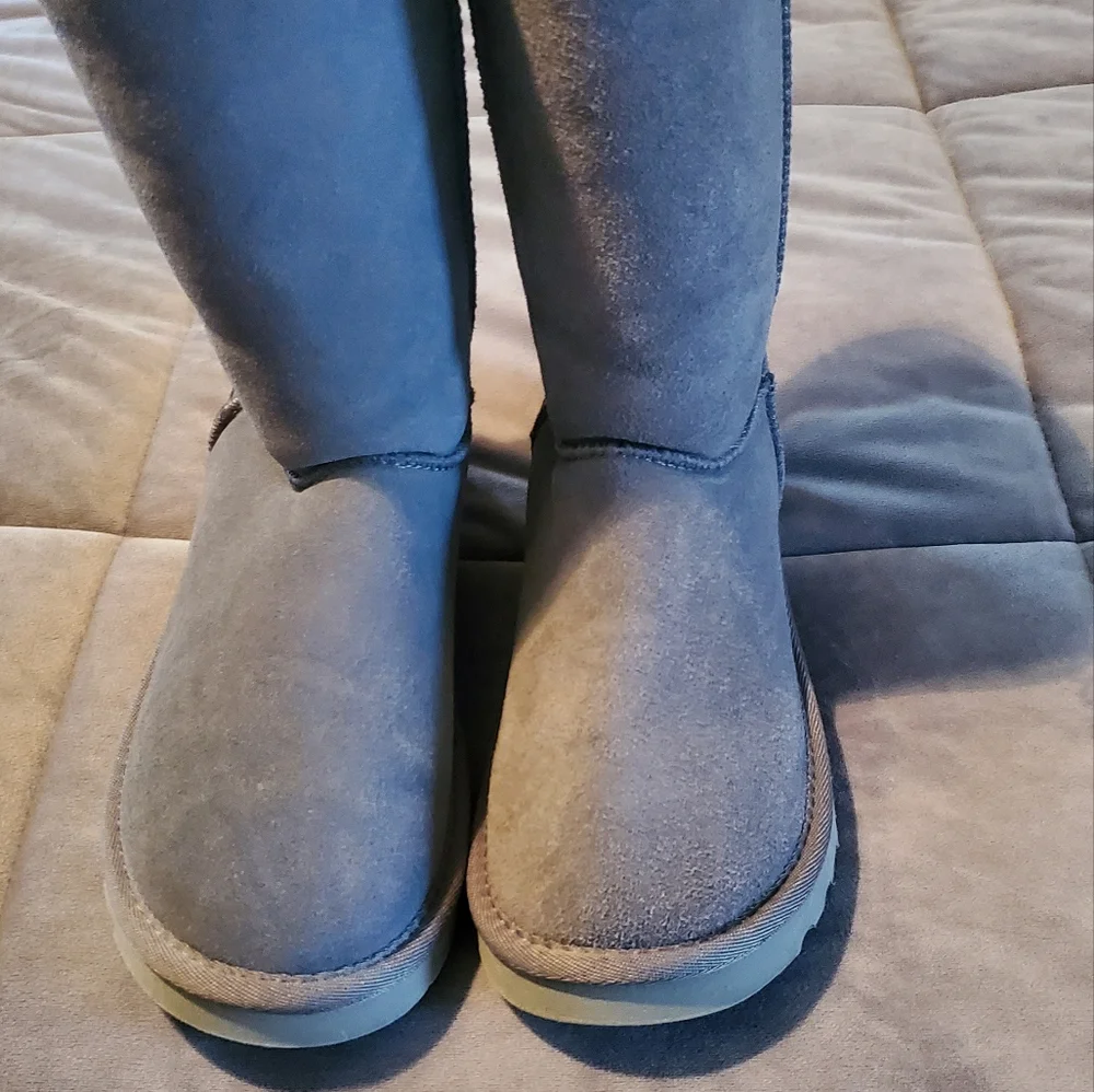 Ugg - Picture 1 of 6